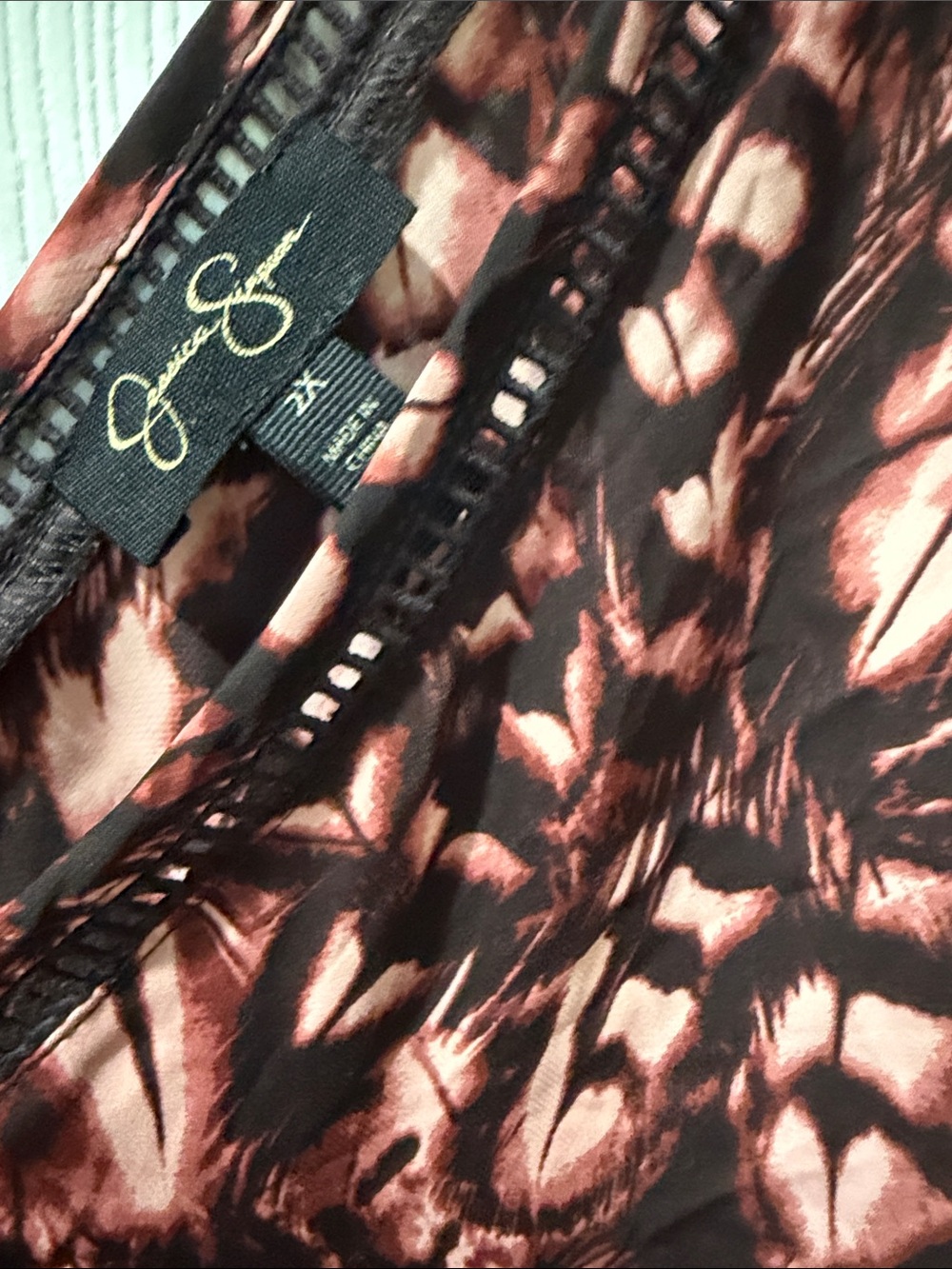 Jessica Simpson Reese’s plus size V-Neck Patterned Top - Picture 2 of 3